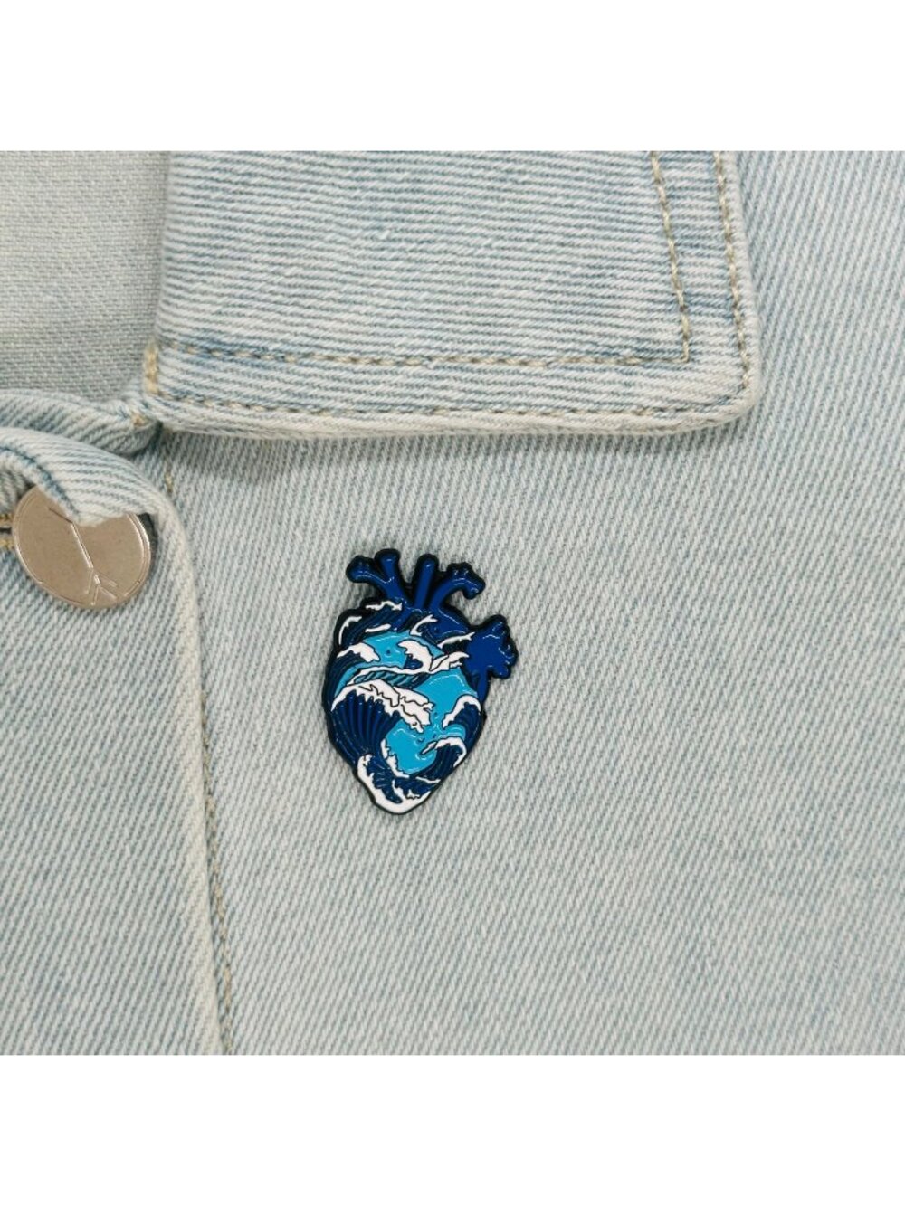 โจSea Wave Anatomical Heart Art Enamel Pin Metal Ocean Waves Marine Brooch Blue